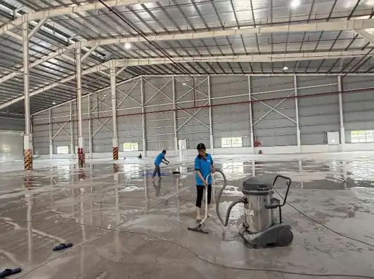 Vệ sinh nhà xưởng: 3 bài học đắt giá khi sàn bị dầu mỡ phá hủy