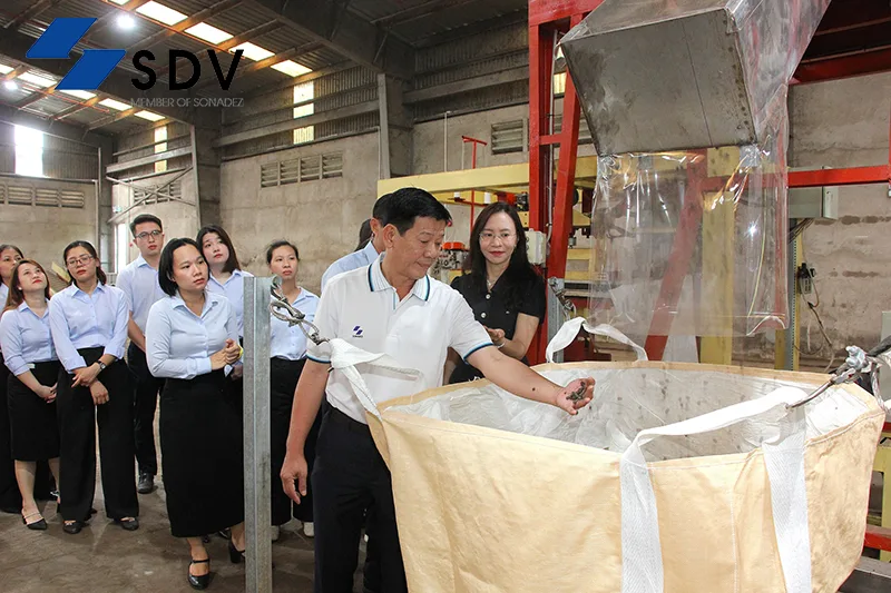 Lãnh đạo SDV xem thành phẩm của nhà máy sản xuất phân bón hữu cơ