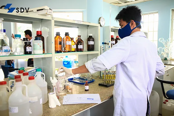 Hoạt động phân tích nước thải tại phòng thí nghiệm hiện đại