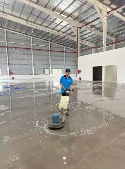 Nhân viên Sonadezi sử dụng máy móc chuyên dụng để vệ sinh nhà xưởng