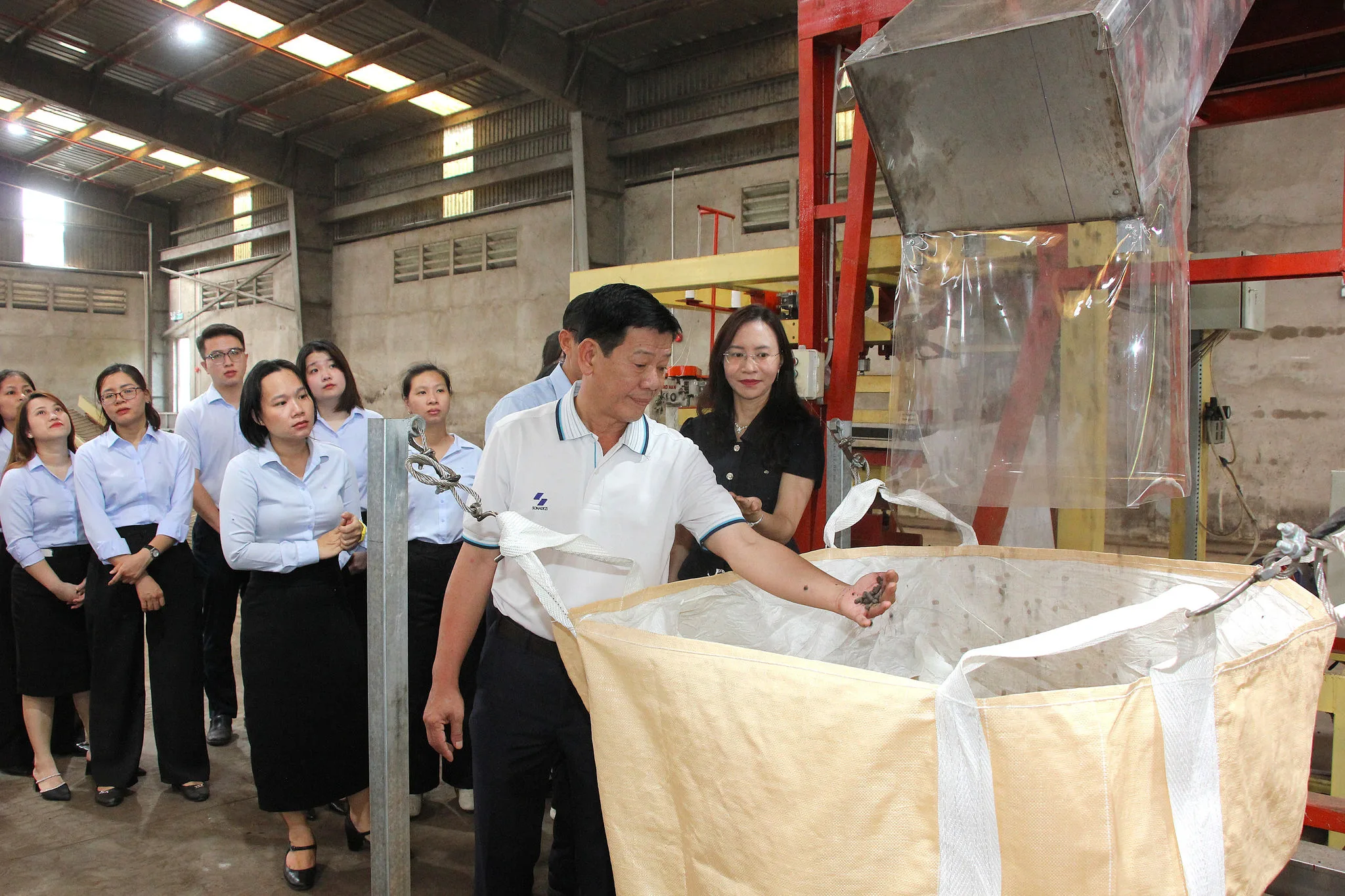 Lãnh đạo SDV xem thành phẩm của nhà máy sản xuất phân bón hữu cơ